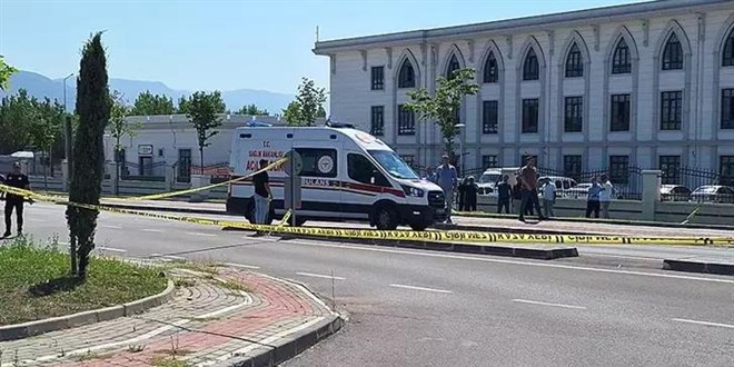 Emniyet otoparkında araçlara zarar veren şahıs bacağından vuruldu