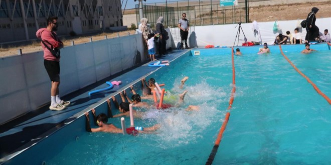 Özel çocuklar yüzme havuzunda sosyalleşiyor