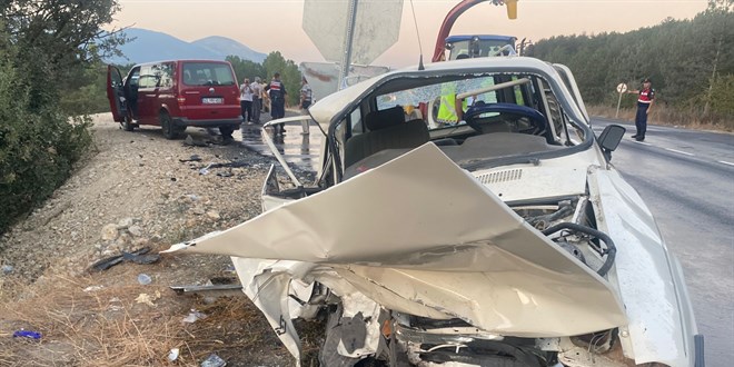 Bolu'da otomobil ile panelvanın çarpışması sonucu 1 kişi öldü