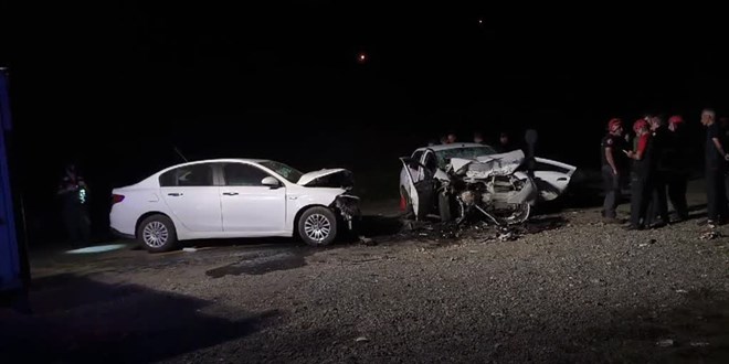 Rize'de 2 otomobilin çarpıştığı kazada 2 kişi öldü, 6 kişi yaralandı