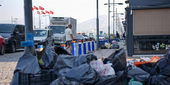Belediye çalışanları iş bıraktı, İzmir çöp içinde kaldı
