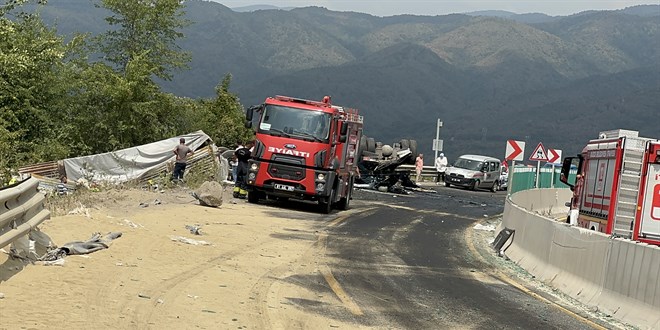 Kum yüklü TIR karşı şeride geçip otomobile çarptı: 3 ölü
