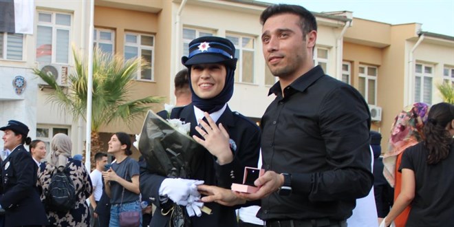 Polis adayı kadın mezuniyetinde çifte mutluluk yaşadı