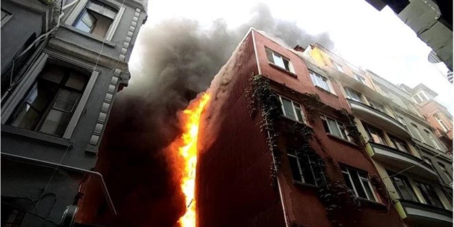 Beyoğlu'nda 9 katlı otelde çıkan yangın söndürüldü