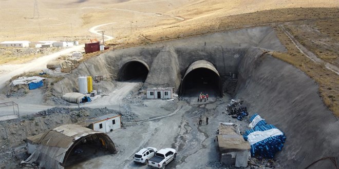 Van-Hakkari güzergahındaki Güzeldere Tüneli'nde sona yaklaşıldı