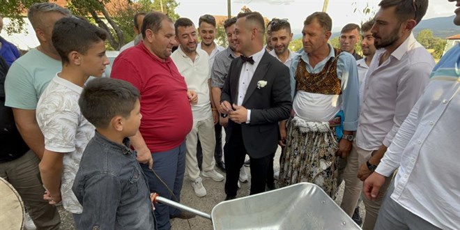 Damadın önünü kesen 10 yaşındaki çocuk: El arabasını parayla doldur