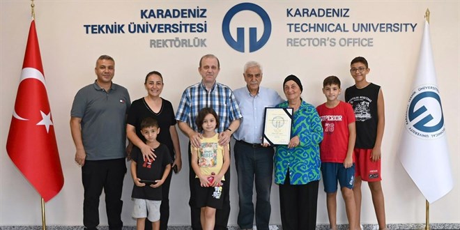 Diplomasını 80 yaşında almaya gitti