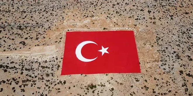 Toroslar'a dev Türk Bayrağı