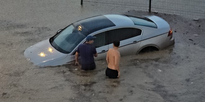 Karabük'te sağanak: Yollar göle döndü
