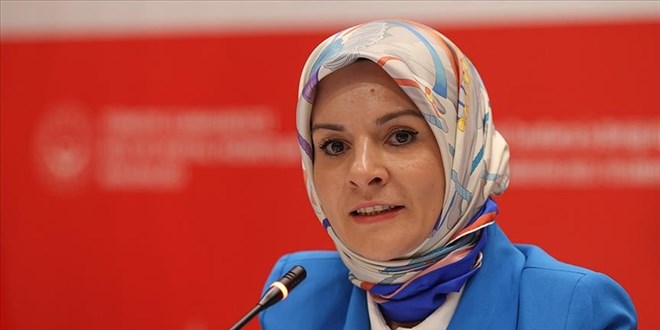 Bakan Göktaş'tan dedesinin sırtında taşıdığı Yiğit'e destek telefonu