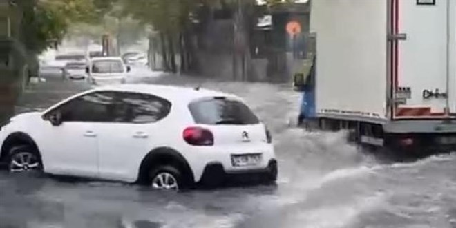 İstanbul'da yollar göle döndü: İETT otobüsünü su bastı