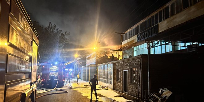 Kayseri'de çıkan yangında 3 dükkan kullanılmaz hale geldi