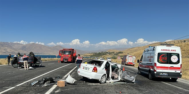 Van'da 2 aracın çarpıştığı kazada 2 kişi öldü