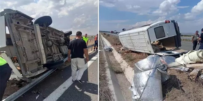 Lastiği patlayan minibüs, bariyere çarpıp devrildi: Sürücü öldü