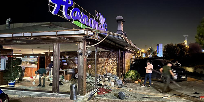 Arnavutköy'de otomobil restorana daldı, 4 kişi yaralandı