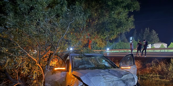 Afyonkarahisar'da iki otomobil çarpıştı, 2 kardeş öldü, 3 kişi yaralandı