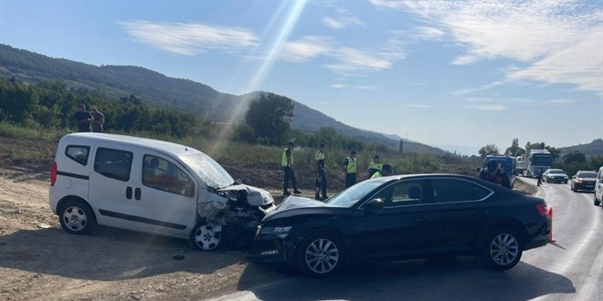 Trafik kazasında yaralanan İznik Kaymakamı hastaneye kaldırıldı