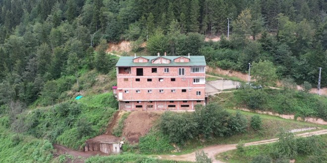 İnekleri için 4 katlı apartman yaptı