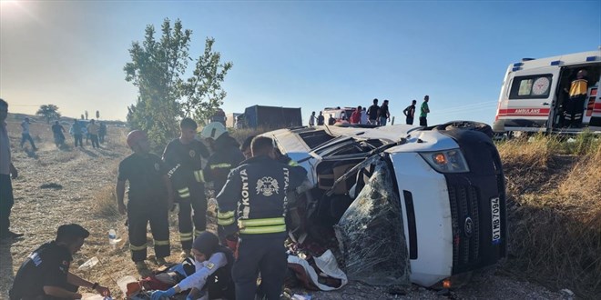 Konya'da minibüs ile traktörün çarpıştı: 2 kişi öldü, 9 kişi yaralandı