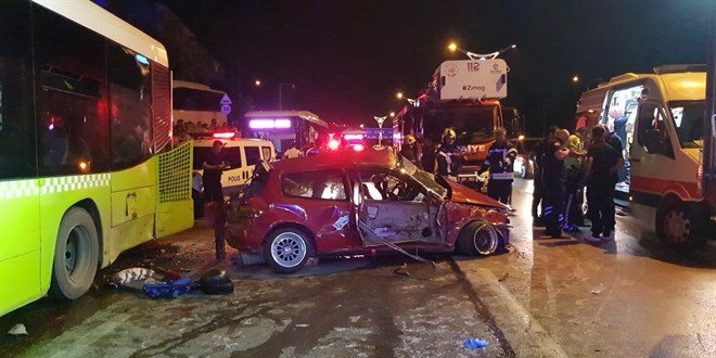 Kocaeli'de belediye otobüslerine çarpan otomobildeki 1 kişi öldü