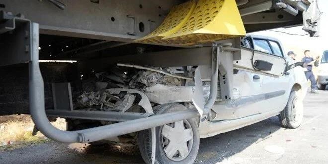 Tıra ok gibi saplanan otomobil hurdaya döndü: 4 yaralı