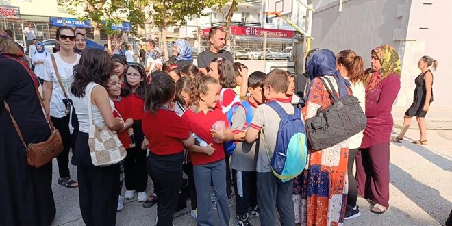 Öğretmenleri değişen öğrenciler ve velilerinden protesto