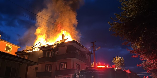 Bolu'da çatısına yıldırım düşen apartmanda yangın çıktı