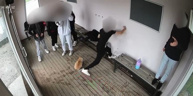 Gençler durağa tekme ve yumruk atarak zarar verdi