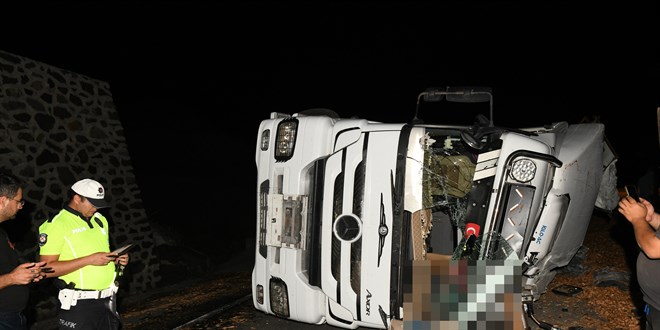 Çanakkale'de virajda devrilen tırın sürücüsü öldü