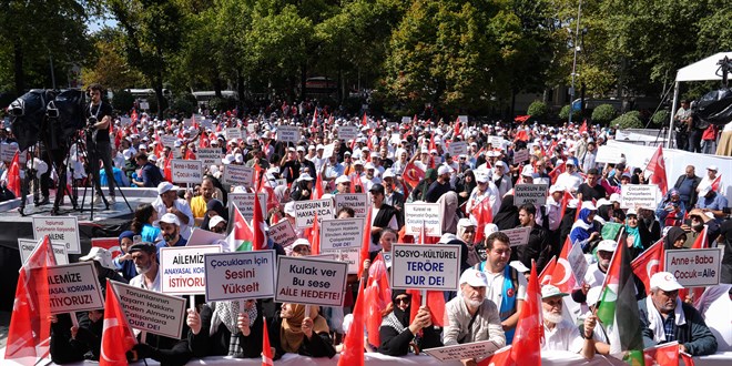 Ailelerden LGBT'ye tepki yürüyüşü