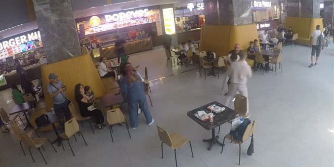 AVM'de 'Heimlich' deneyi: Önce korkuttu, sonra büyük alkış aldı
