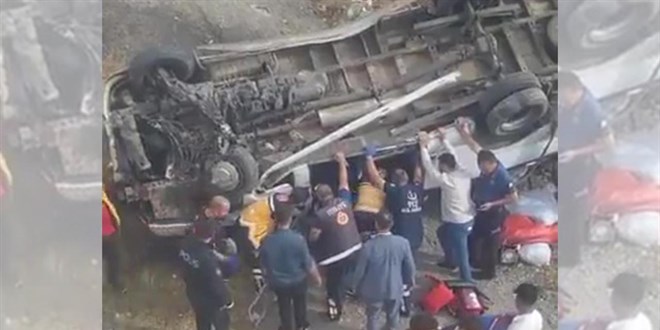 Sivas'ta tarım işçilerini taşıyan minibüs devrildi: 14 yaralı