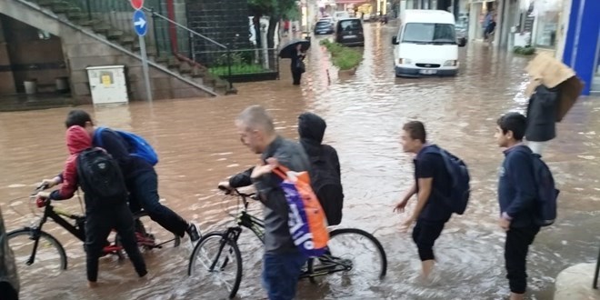 Trabzon'da şiddetli yağış! Sokaklar ve caddeler göle döndü