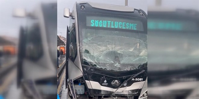 Avcılar'da iki metrobüs çarpıştı