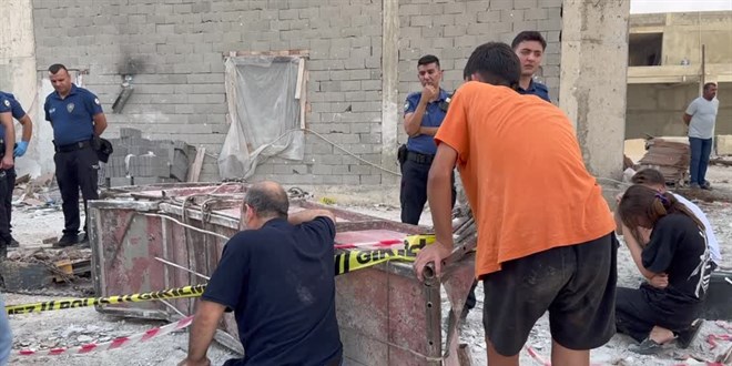 Adana'da kule vinçten düşen inşaat malzemelerinin altında kalan 2 işçi öldü