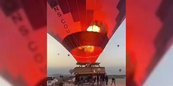 Kapadokya'da sıcak hava balonu, otomobile çarptı