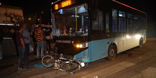 Halk otobüsüyle motosiklet çarpıştı: 1 ölü, 1 yaralı