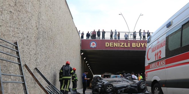 Köprülü kavşakta kaza yapan otomobil 5 metreden aşağıya ters düştü