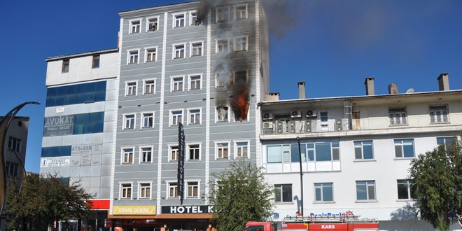 Kars'ta otelde çıkan yangın söndürüldü