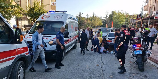 Sokak ortasında kavgaya tutuştular, aynı bıçakla birbirlerini yaraladılar