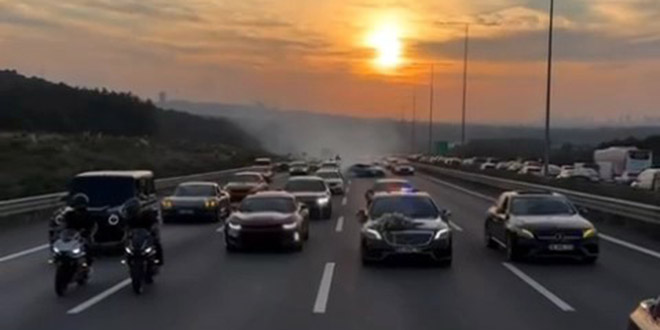 İstanbul'da çakarlı driftli düğün konvoyu!