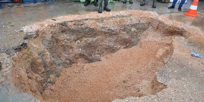 Eskişehir'de sağanak sebebiyle yol çöktü