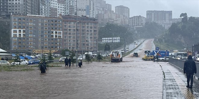 Zonguldak'ta kuvvetli yağış hayatı olumsuz etkiliyor
