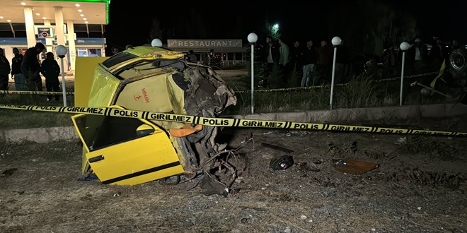 Direğe çarparak iki parçaya bölünen otomobildeki 1 kişi öldü