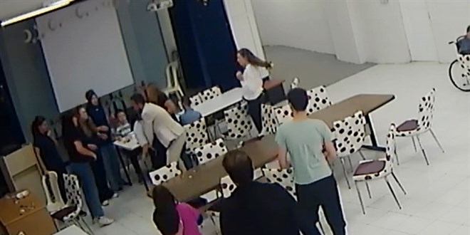 Okul müdürü öğrencinin hayatını Heimlich manevrasıyla kurtardı