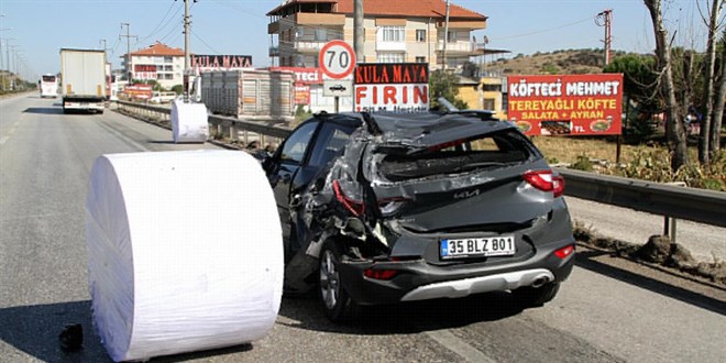 Kağıt bobini otomobilin üzerine düştü