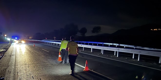 Hafif ticari araçla çarpışan motosikletteki 2 kişi öldü