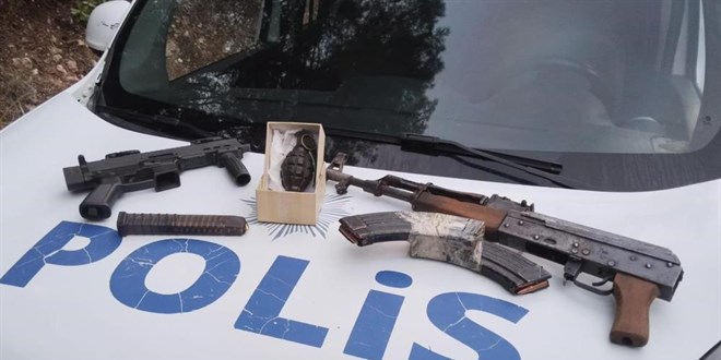 Ormana el bombası ve uzun namlulu silahları gömerken yakalandılar