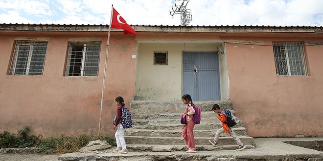 Mezun olduğu okulda 3 öğrenciyi geleceğe hazırlıyor