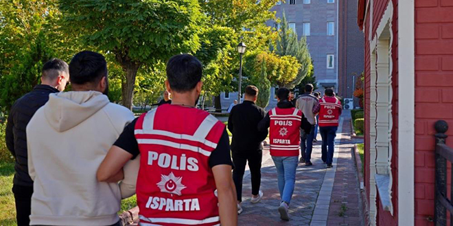 Kendilerini polis olarak tanıtıp 3 milyon TL vurgun yapan 8 kişi tutuklandı